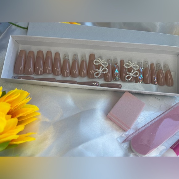 Chic Nude Press-On Nails with Glitter and Pearl Bow Accents - Picture 3 of 3